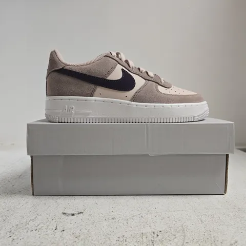 BOXED PAIR OF NIKE AIR FORCE 1 TRAINERS IN SILT RED/TAUPE HAZE SIZE UK 3.5