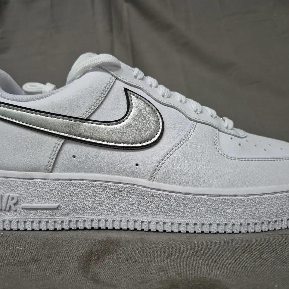 BRAND NEW BOXED PAIR OF NIKE WOMEN'S AIR FORCE 1 '07 ESS SHOES IN WHITE/METALLIC SILVER UK SIZE 8.5