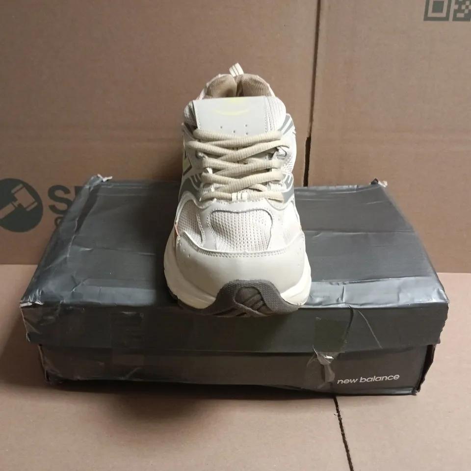 BOXED PAIR OF NEW BALANCE 530 TRAINERS IN TAUPE SIZE UK 7.5