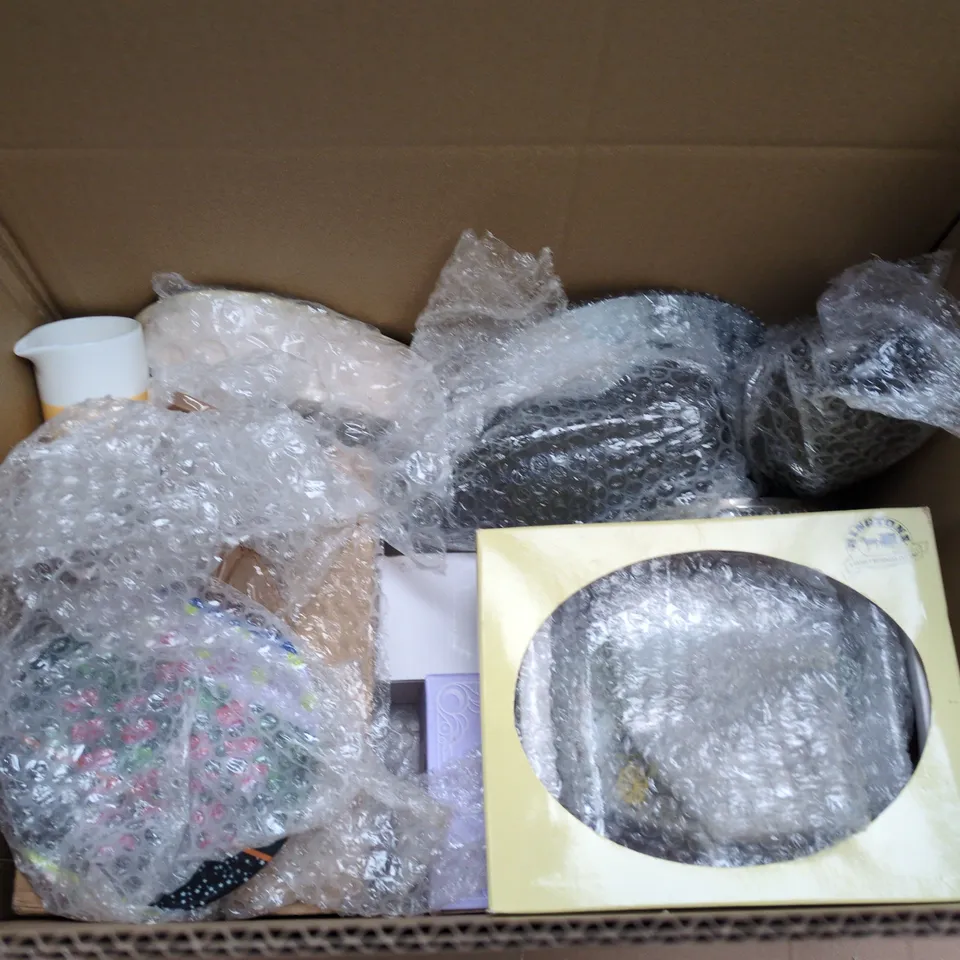 LOT OF APPROXIMATELY 20 ASSORTED POTTERY ITEMS TO INCLUDE DARTH VADER MUG, ELEPHANT ORNAMENT AND DINNER PLATES