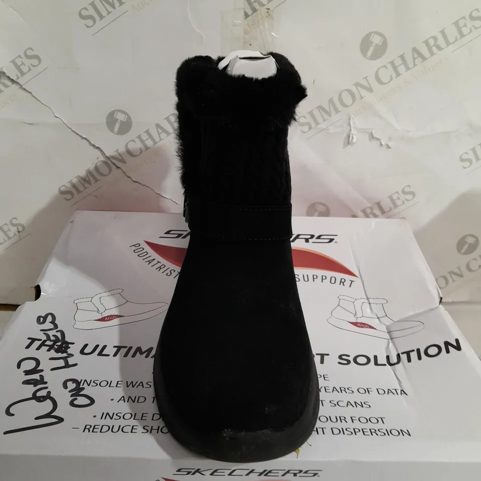 BOXED SKECHERS GO BOOTS IN BLACK - SIZE 4 RRP £20