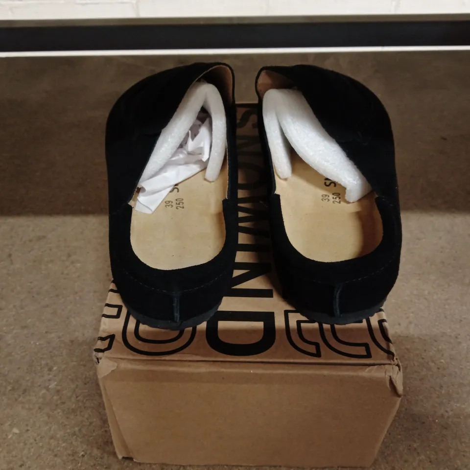 SNOWIND SUEDE SLIP-ON SHOES, BLACK, EU 39 (UK 6) – BOXED
