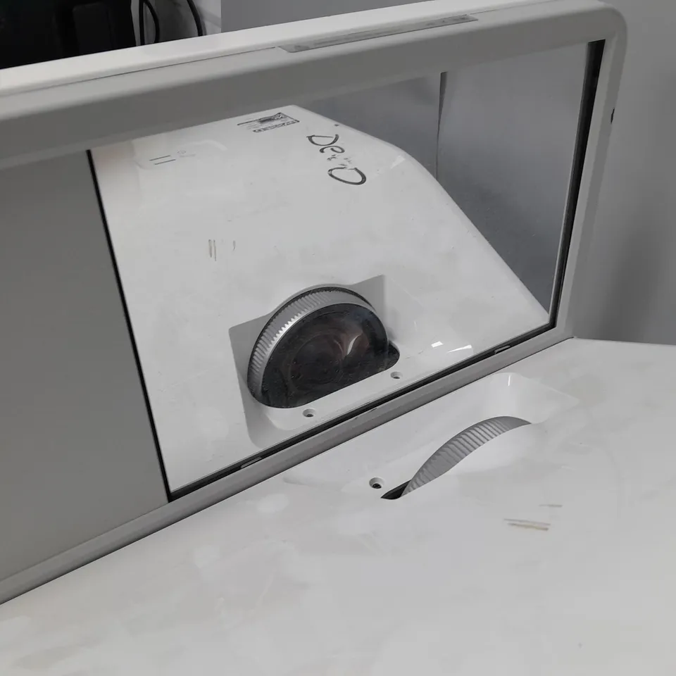 SMART UF70 PROJECTOR WITH MOUNT - COLLECTION ONLY
