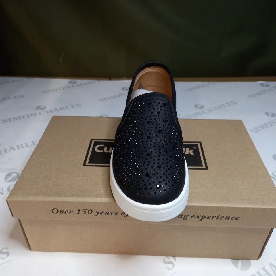 CUSHION-WALK DIAMAND TRAINERS SIZE 4
