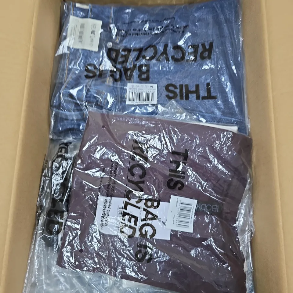 LARGE BOX OF APPROX 20 ASSORTED CLOTHING ITEMS