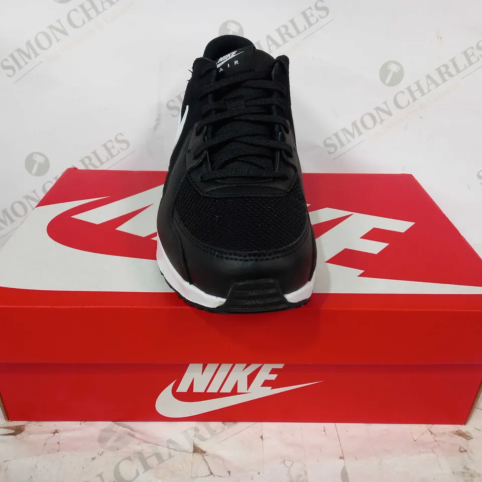 BOXED PAIR OF NIKE AIR MAX EXCEE SHOES IN BLACK/WHITE UK SIZE 7