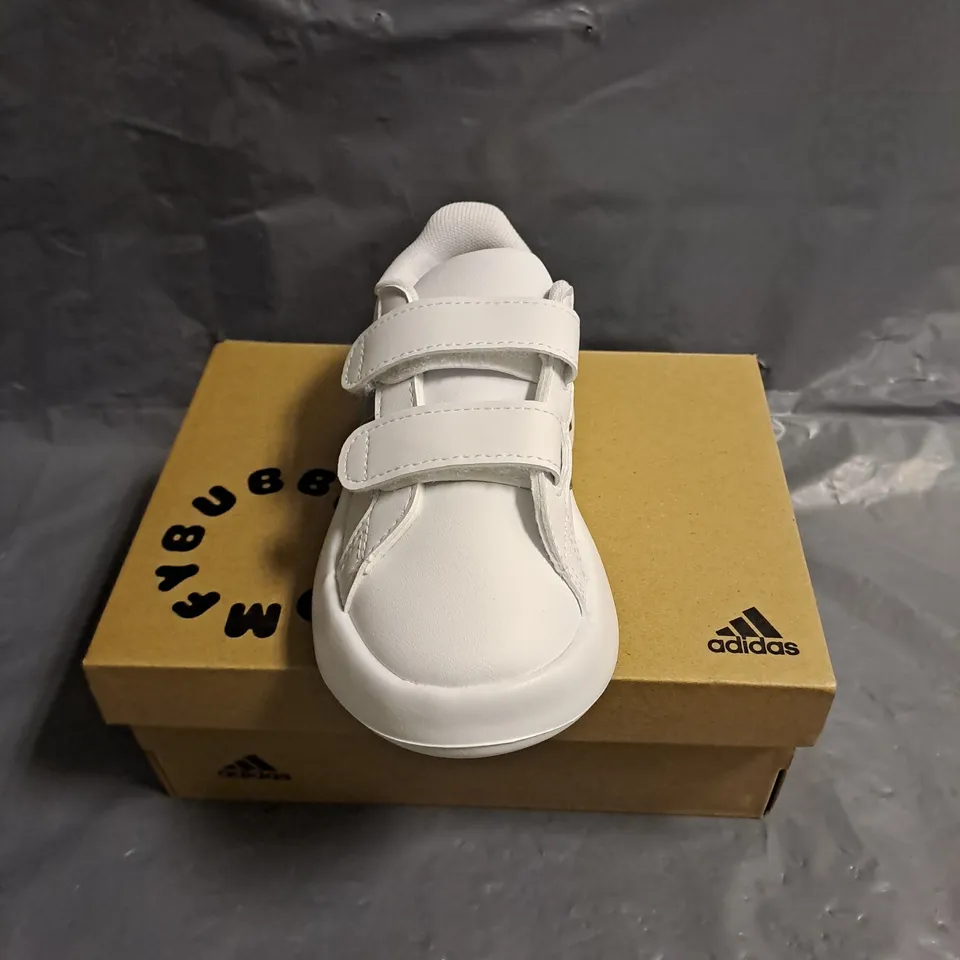 BOXED PAIR OF ADIDAS KIDS BUBBLE COMFY GRAND COURT 2.0 SHOES IN WHITE/SILVER SIZE UK 7