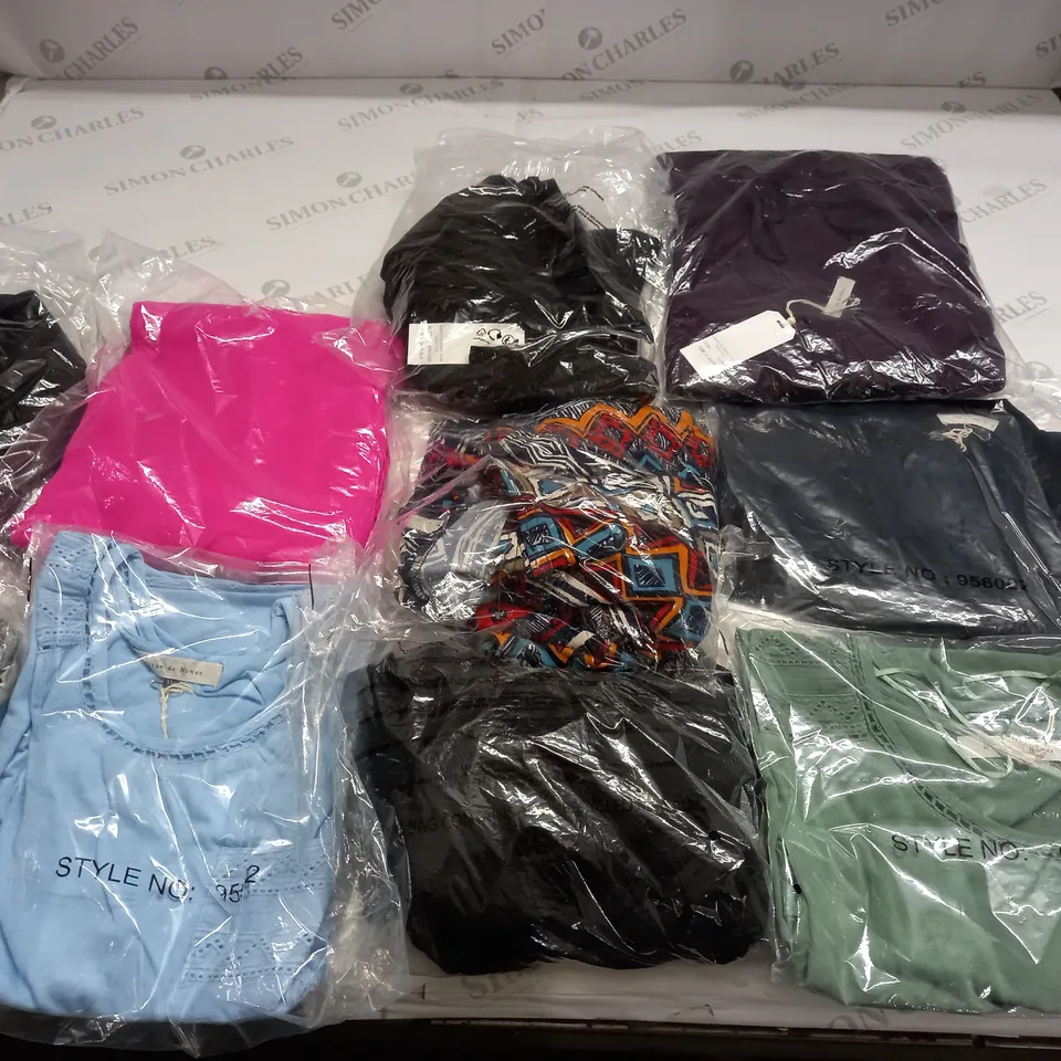 BAG OF APPROX 10 ASSORTED CLOTHING ITEMS TO INCLUDE - MAISON DE NIMES