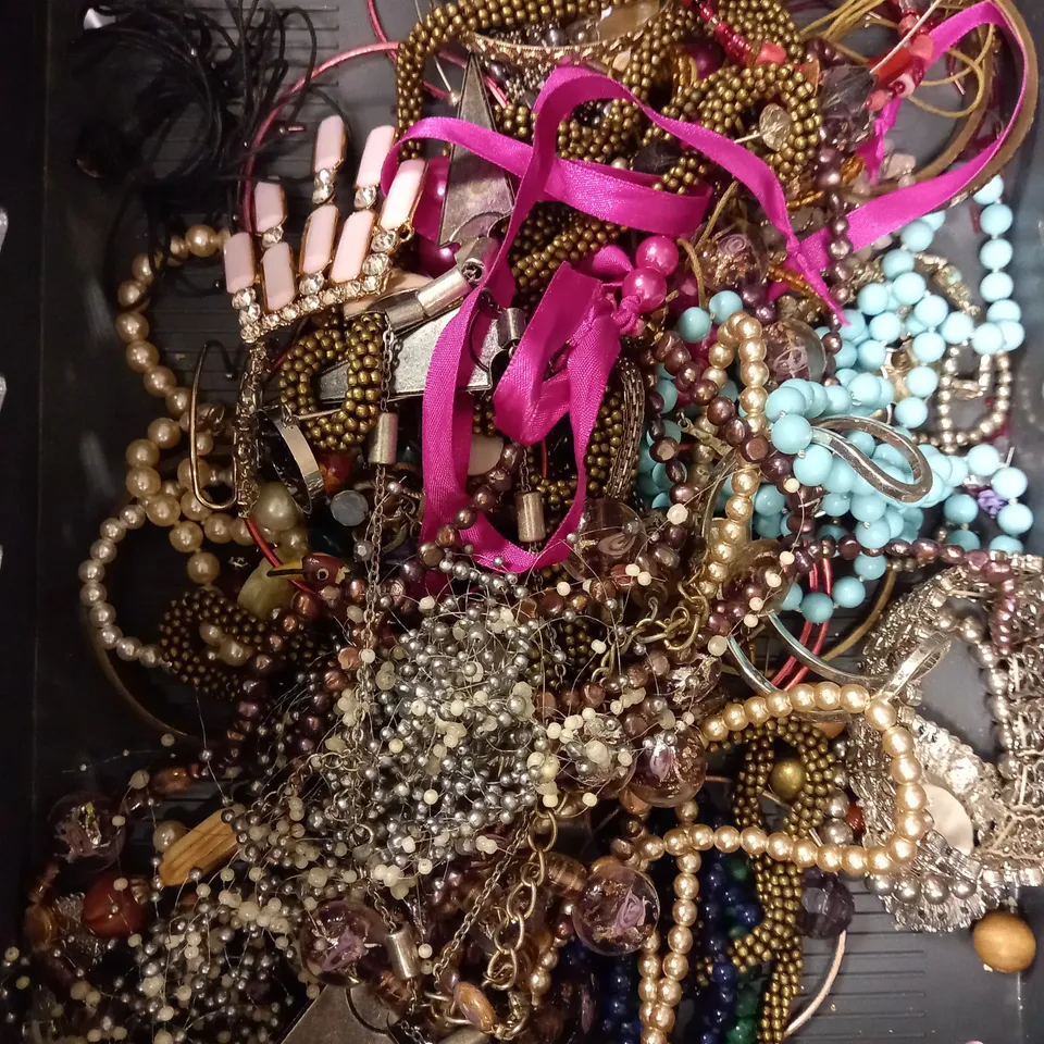 COLLECTION OF APPROXIMATELY 30 LOOSE JEWELLERY/COSTUME JEWELLERY ACCESSORIES TO INCLUDE NECKLACES, BRACELETS, EARRINGS ETC 