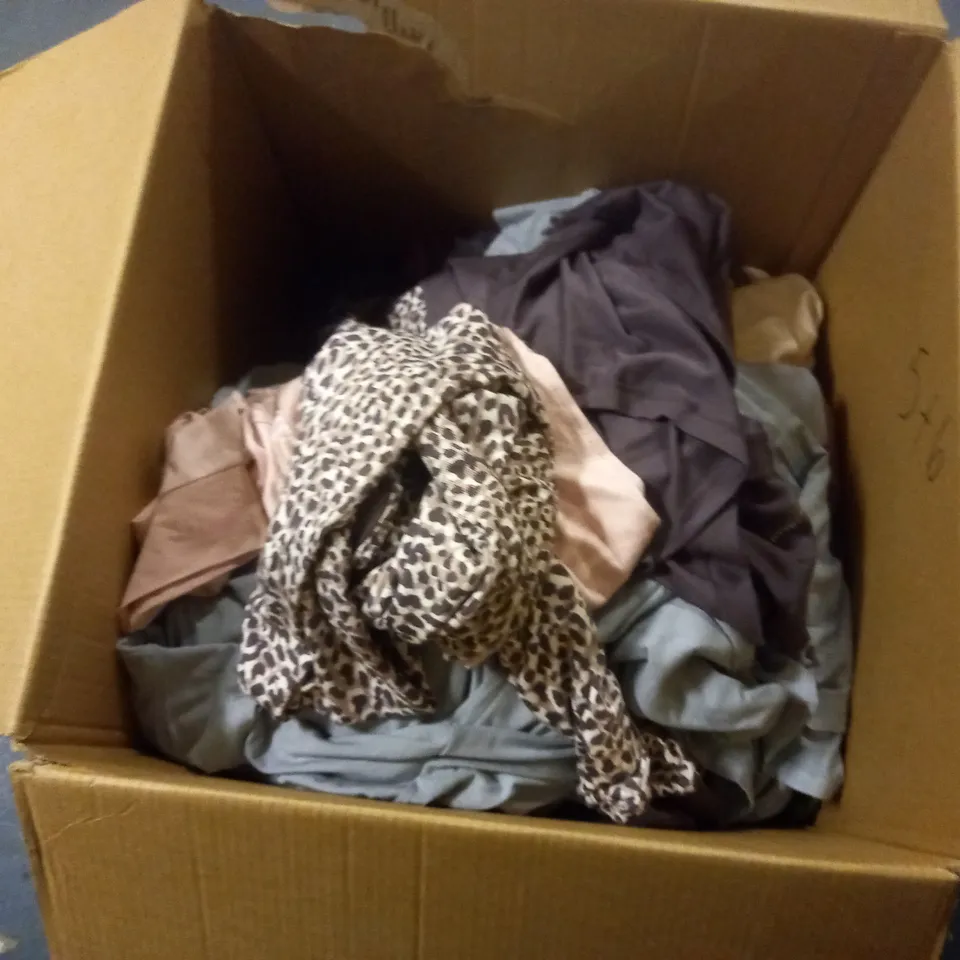 LOT OF APPROX 65 ASSORTED WOMENS CLOTHING ITEMS TO INCLUDE SHIRTS, LEGGINGS, HOODIES ETC