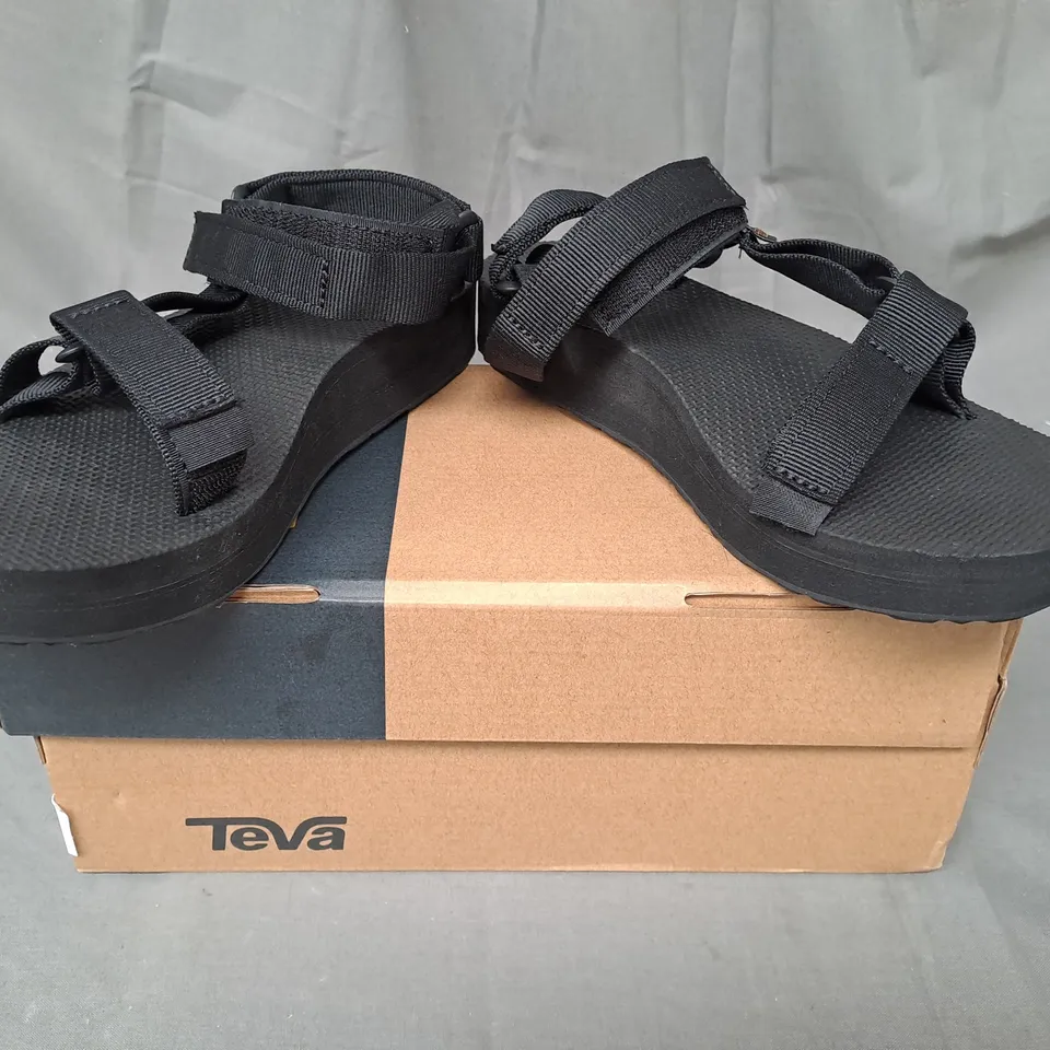 BOXED PAIR OF TEVA OPEN TOE SANDALS IN BLACK UK SIZE 6