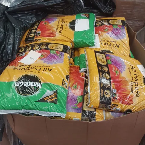 PALLET CONTAINING A LARGE QUANTITY OF ASSORTED GARDENING SUPPLIES INCLUDING COMPOSTING SOIL ECT