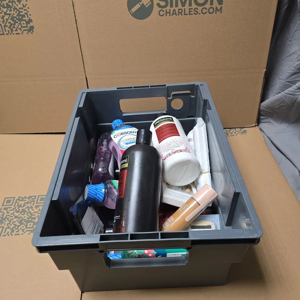 APPROXIMATELY 15 ASSORTED COSMETIC ITEMS TO INCLUDE TRESEMME SHAMPOO/CONDITIONER, CORSODYL, ELF LIQUID FILLER, WHITE GLO TOOTHPASTE ETC