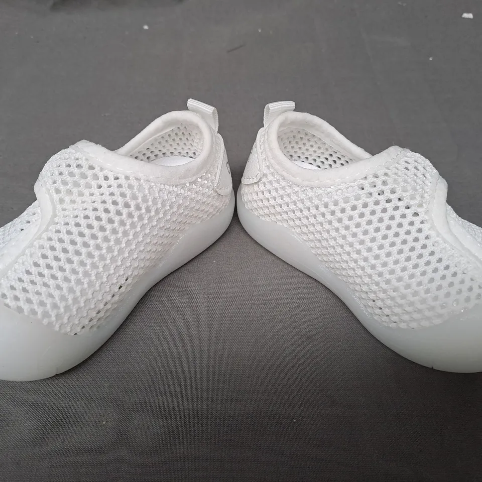 BOXED PAIR OF DESIGNER BABY WALKING SHOES IN WHITE SIZE 17
