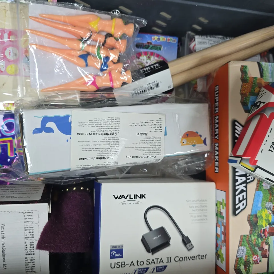 APPROXIMATELY 10 ASSORTED TOYS AND GAMES TO INCLUDE MINECRAFT CREEPER LIGHT, MONOPOLY DEAL, ETC