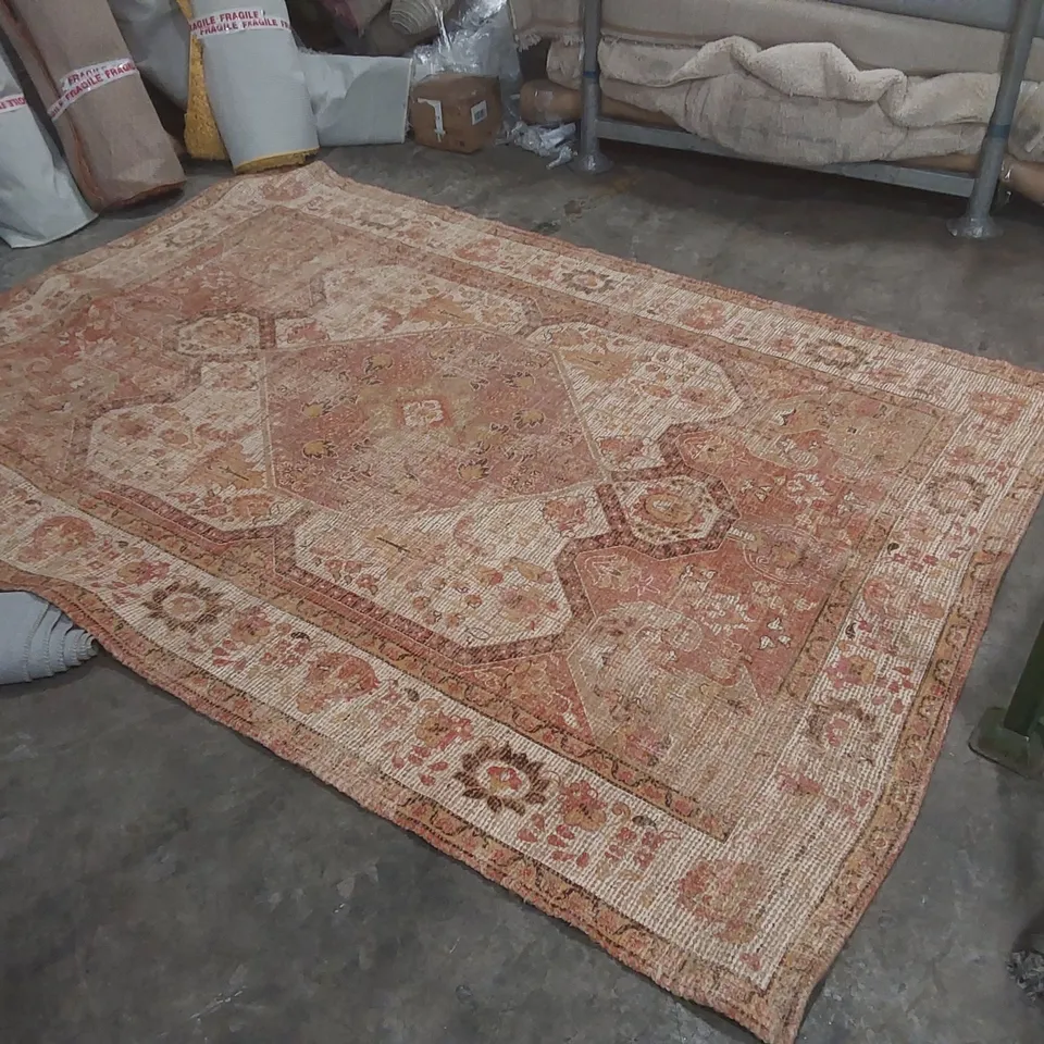 QUALITY DESIGNER PATTERNED RUG - APPROXIMATELY 292 x 205cm