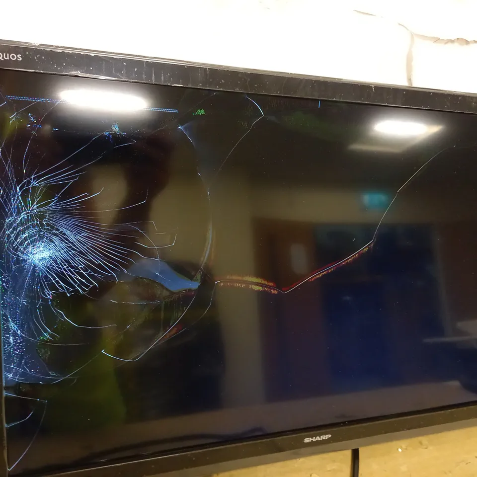 SHARP 24" SMART LED TOV BUILT IN DVD AQUOS