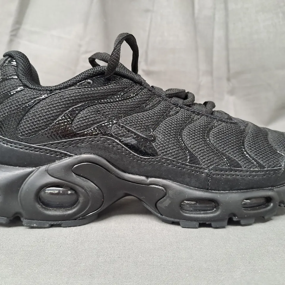 PAIR OF NIKE AIR SHOES IN BLACK UK SIZE 4