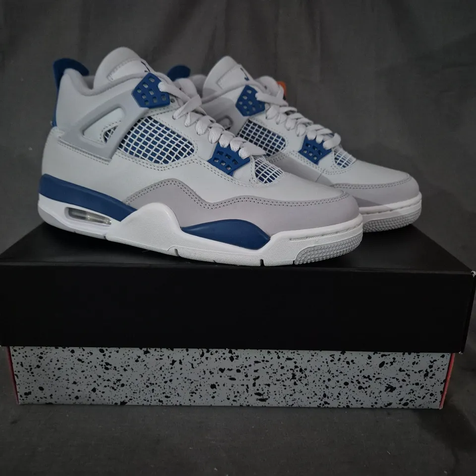 BOXED PAIR OF NIKE AIR JORDAN 4 RETRO SHOES IN WHITE/BLUE UK SIZE 7