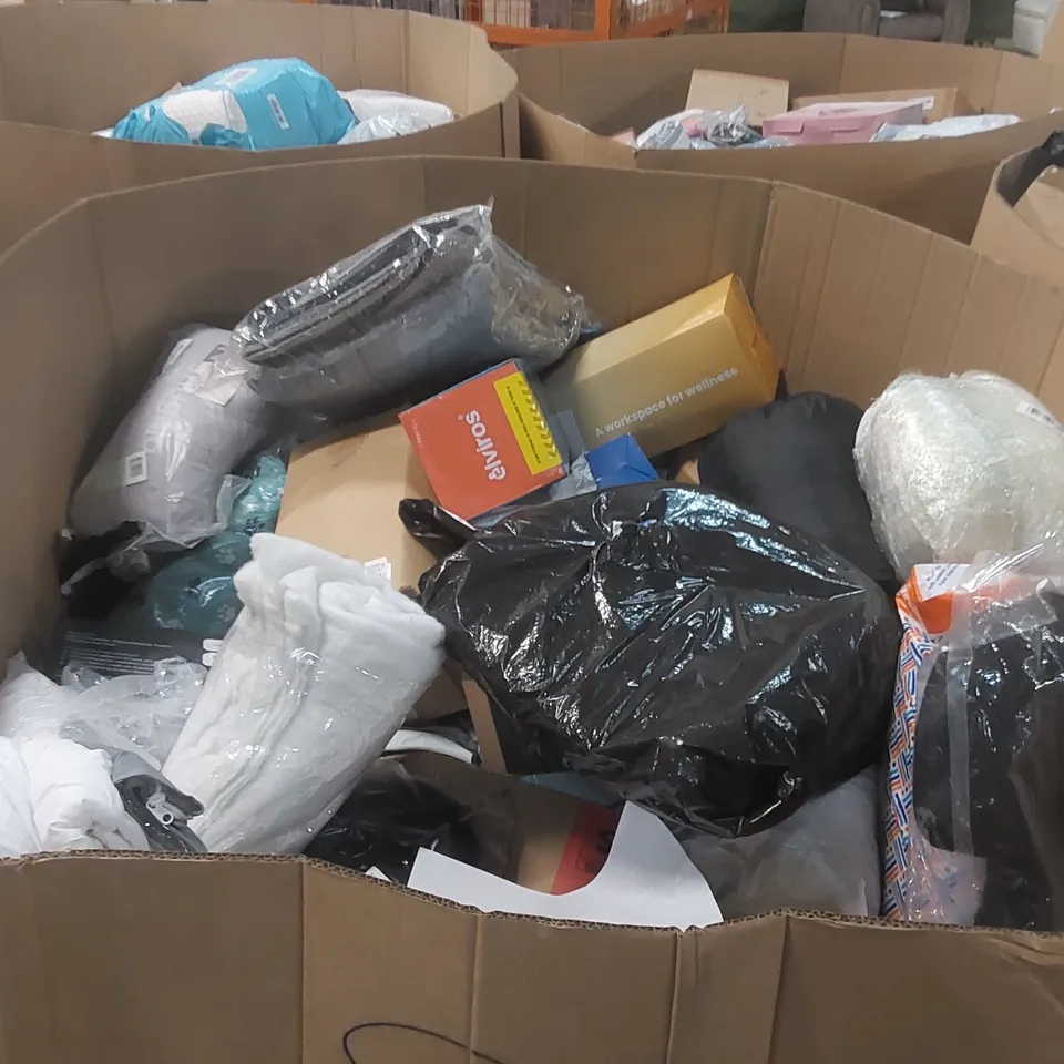 PALLET CONTAINING A VERY LARGE QUANTITY OF ASSORTED PILLOWS AND RELATED BEDDING/COMFORT PRODUCTS ECT