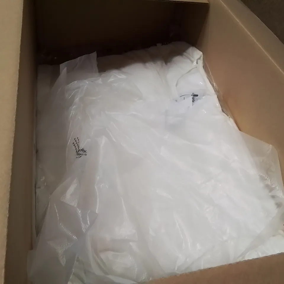 BOXED BRAND NEW APPROXIMATELY 5 SIMPLY BE QUILTED WHITE JACKET SIZE 24