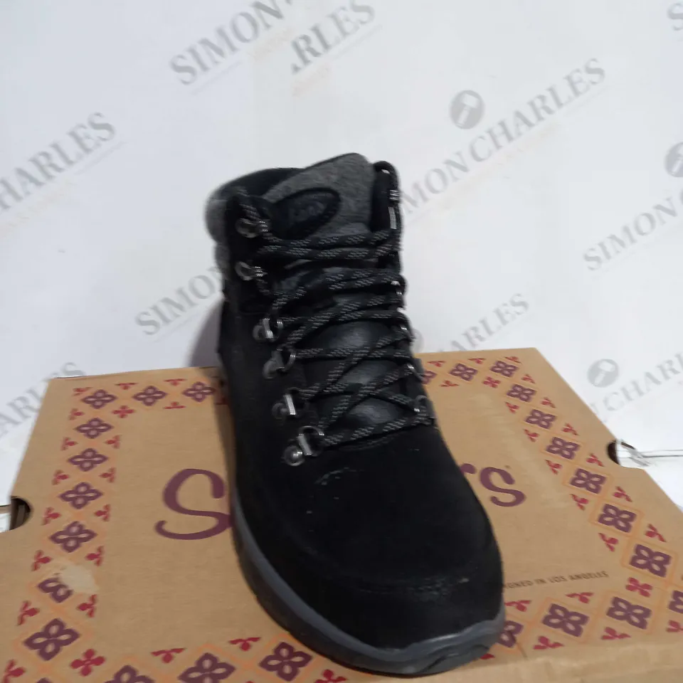 BOXED PAIR OF SKECHERS SYNERGY WARM BOOTS BLACK SIZE 4.5