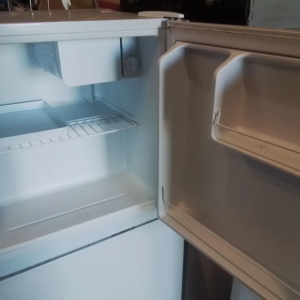 SIA TT01WH TABLE TOP FRIDGE
