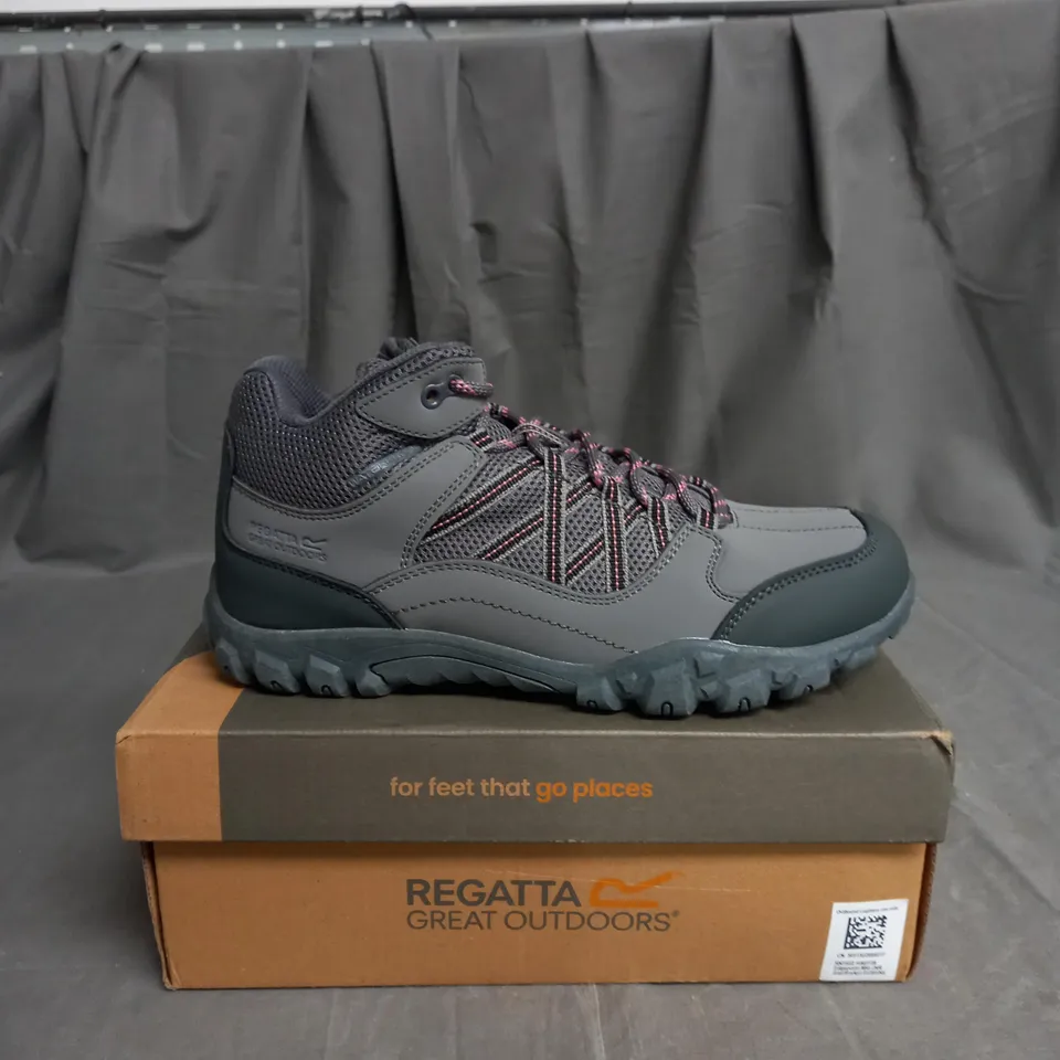 BOXED PAIR OF REGATTA EDGEPOINT JUNIOR WATERPROOF MID HIKING SHOES CHILDREN GRAY SIZE 6