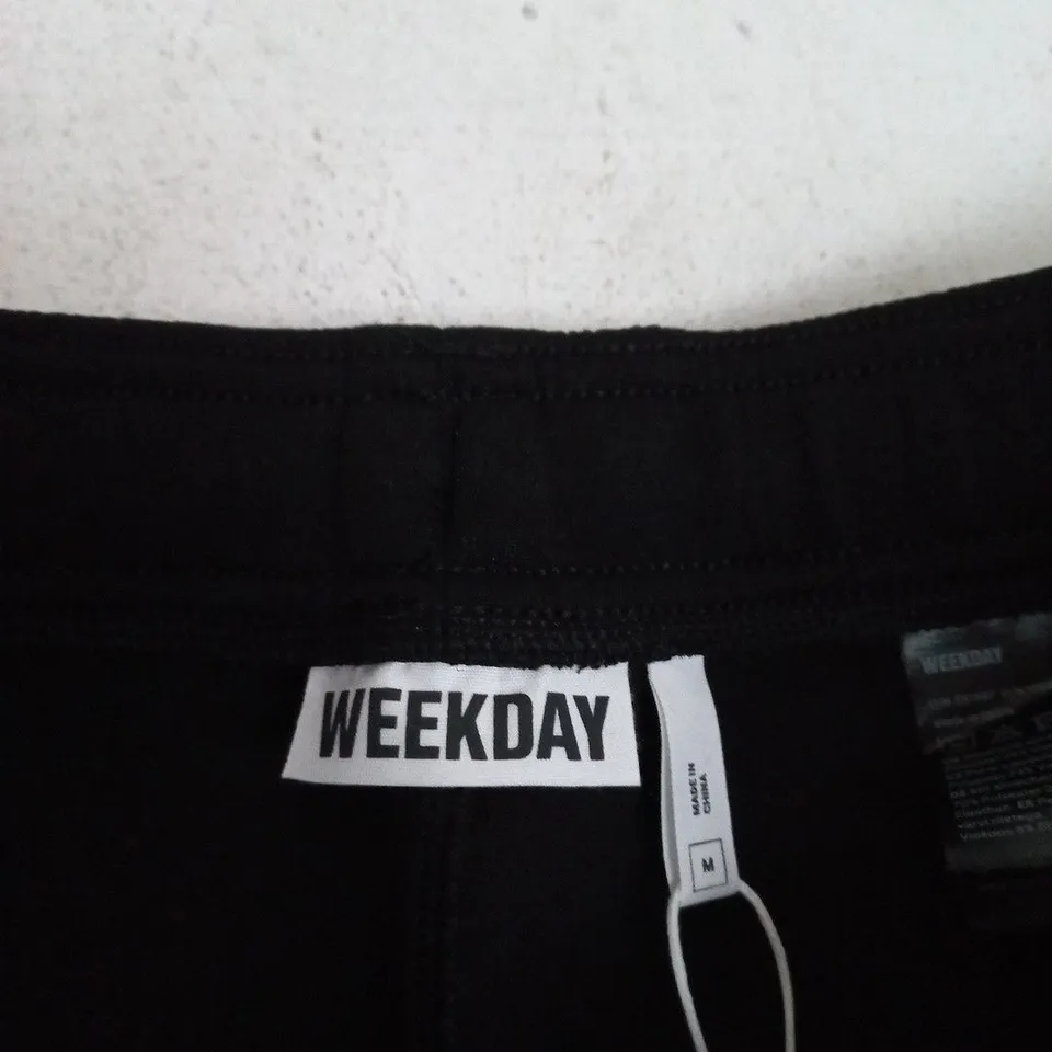 WEEKDAY BLACK SHORTS – UK M (EUR M)