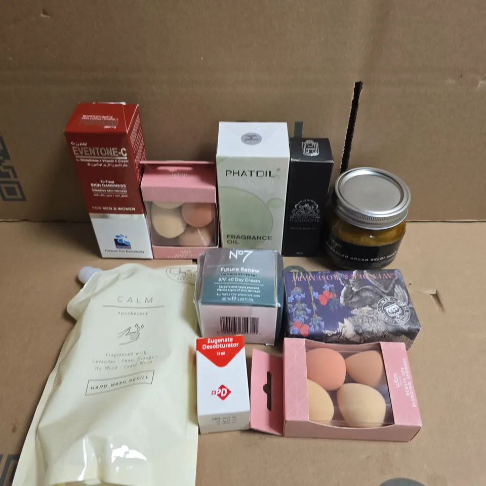 APPROXIMATELY 15 ASSORTED HEALTH & BEAUTY PRODUCTS TO INCLUDE MAKEUP SPONGES , SOAPS AND HAND WASH 