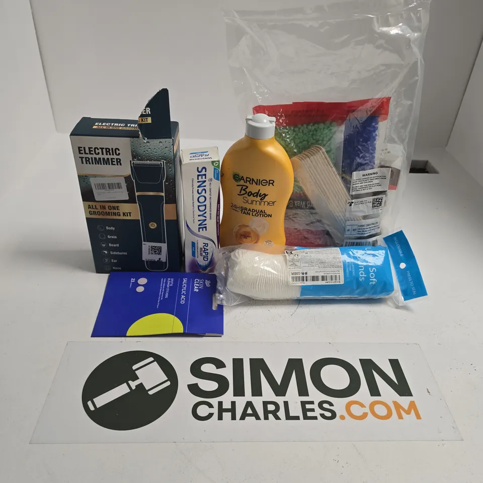 APPROXIMATELY 15 ASSORTED HEALTH & BEAUTY PRODUCTS TO INCLUDE SENSODYNE MINT, GARNIER TAN LOTION, ELECTRIC TRIMMER, ETC - COLLECTION ONLY