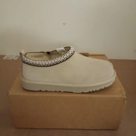 BOXED PAIR OF EVERAU WIGEON SHOES IN SAND - EU 37