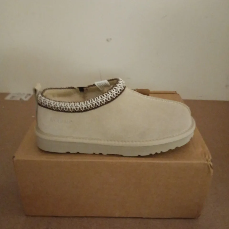 BOXED PAIR OF EVERAU WIGEON SHOES IN SAND - EU 37