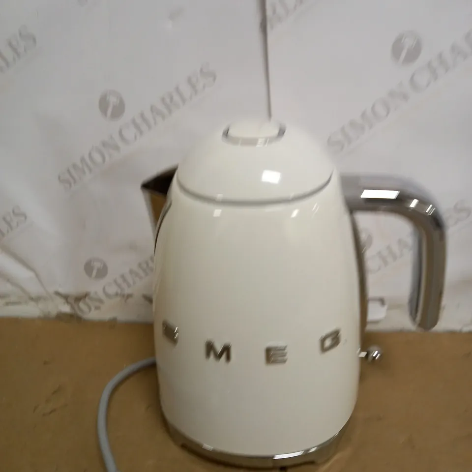 WHITE SMEG KETTLE 