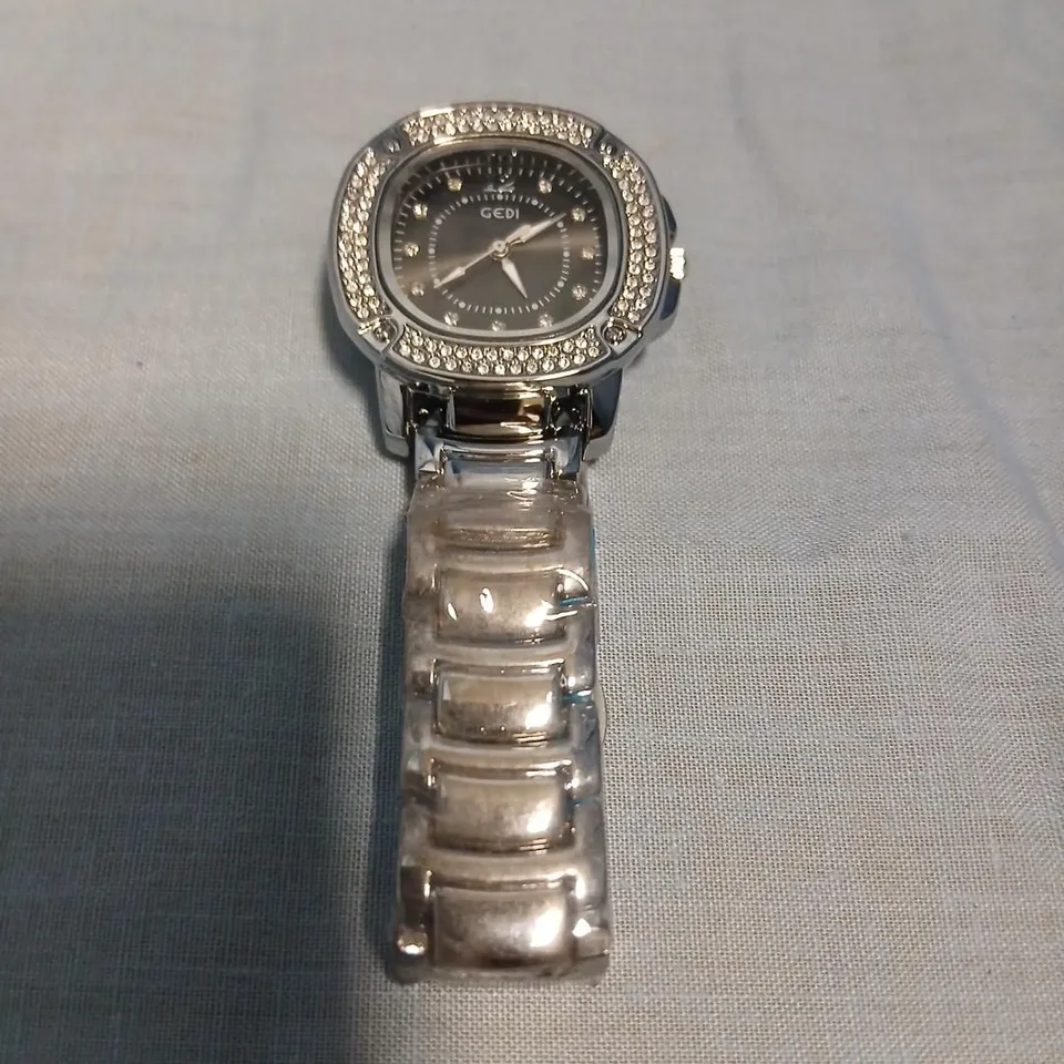 STAINLESS STEEL WATCH WITH CRYSTAL-EMBEDDED BEZEL – SILVER BRACELET