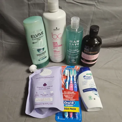 APPROXIMATEY 20 ASSORTED HEALTH AND BEAUTY PRODUCTS TO INCLUDE - MANCAVE SHOWER GEL - L'OREAL ELVIVE CONDITIONER - ORAL-B TOOTHBRUSHES - ETC