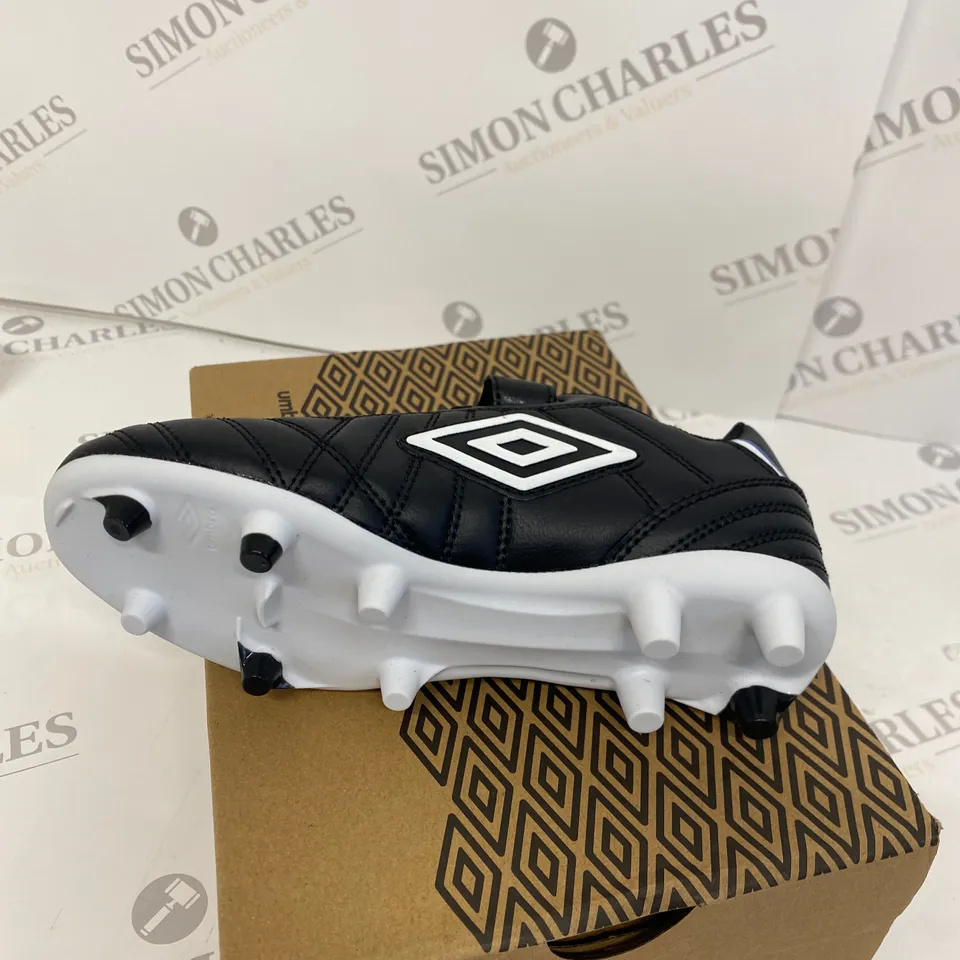 BOXED PAIR OF UMBRO BLACK FOOTBALL BOOTS SIZE 1