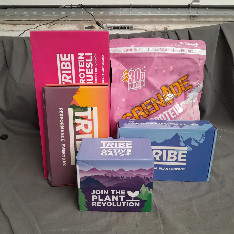 5 ASSORTED FOOD ITEMS TO INCLUDE GRENADE STRAWBERRIES & CREAM WHEY PROTEIN BLEND, TRIBE ACTIVE OATS AND TRIBE RASPBERRY NUT CRUNCH PROTEIN MUESLI 