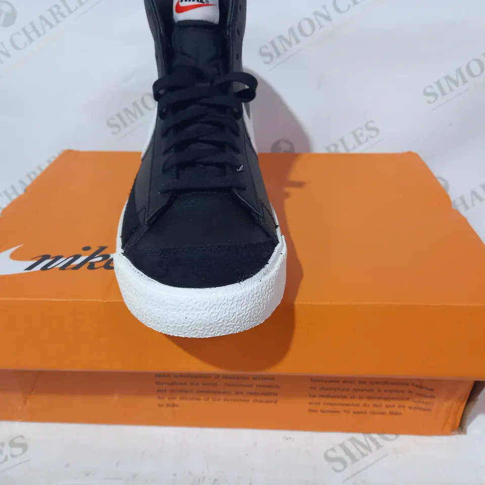 BOXED PAIR OF NIKE BLAZERMID 77' VINTAGE TRAINERS IN BLACK/WHITE UK SIZE 9.5
