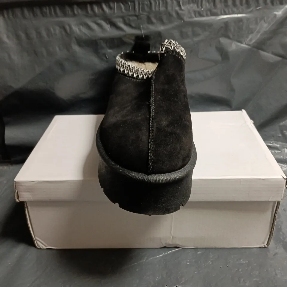BOXED PAIR OF UNBRANDED FAUX FUR LINED SHOES IN BLACK SIZE EU 40