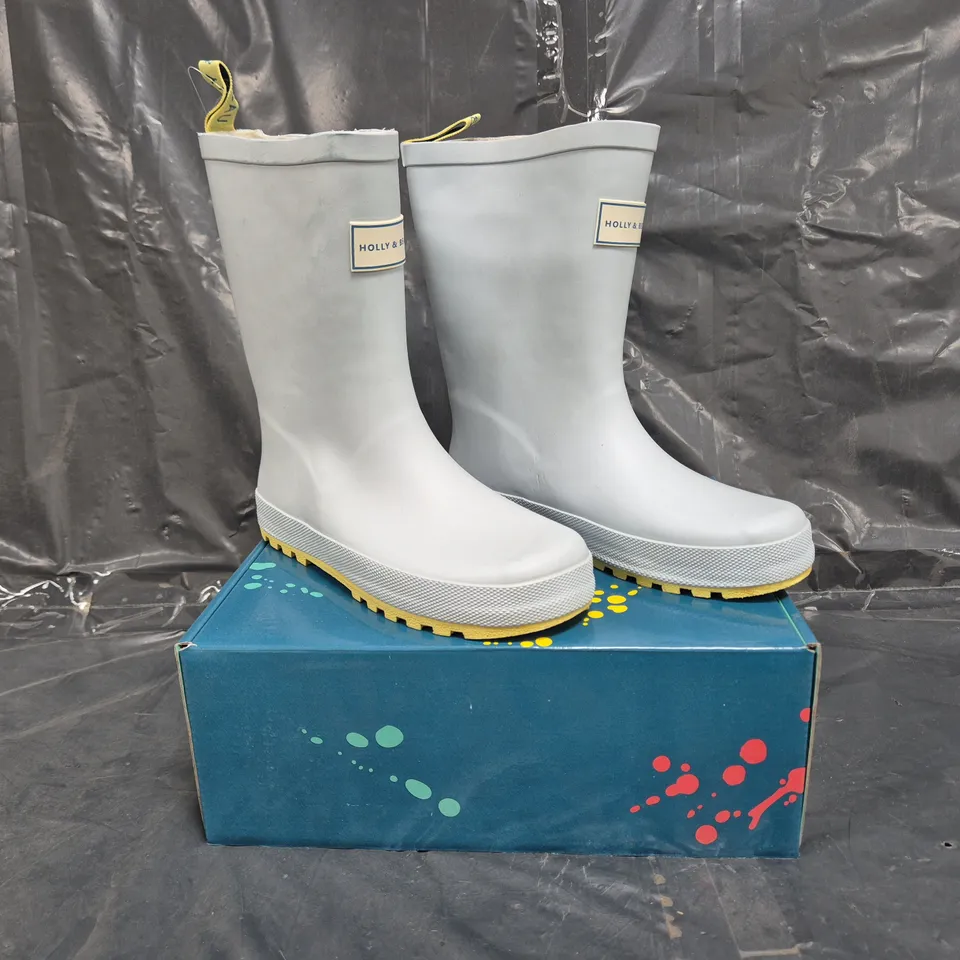 BOX OF APPROXIMATELY 8 PAIRS OF HOLLY & BEAU KIDS LIGHT BLUE RAIN BOOTS SIZE UK 13 (EU32)