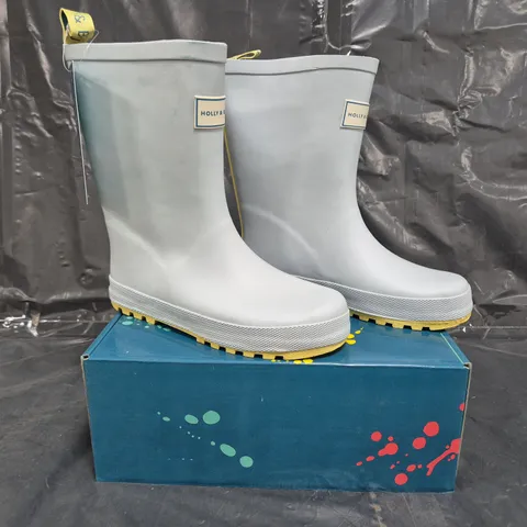 BOX OF APPROXIMATELY 10 PAIRS OF HOLLY & BEAU KIDS LIGHT BLUE RAIN BOOTS SIZE UK 13 (EU32)