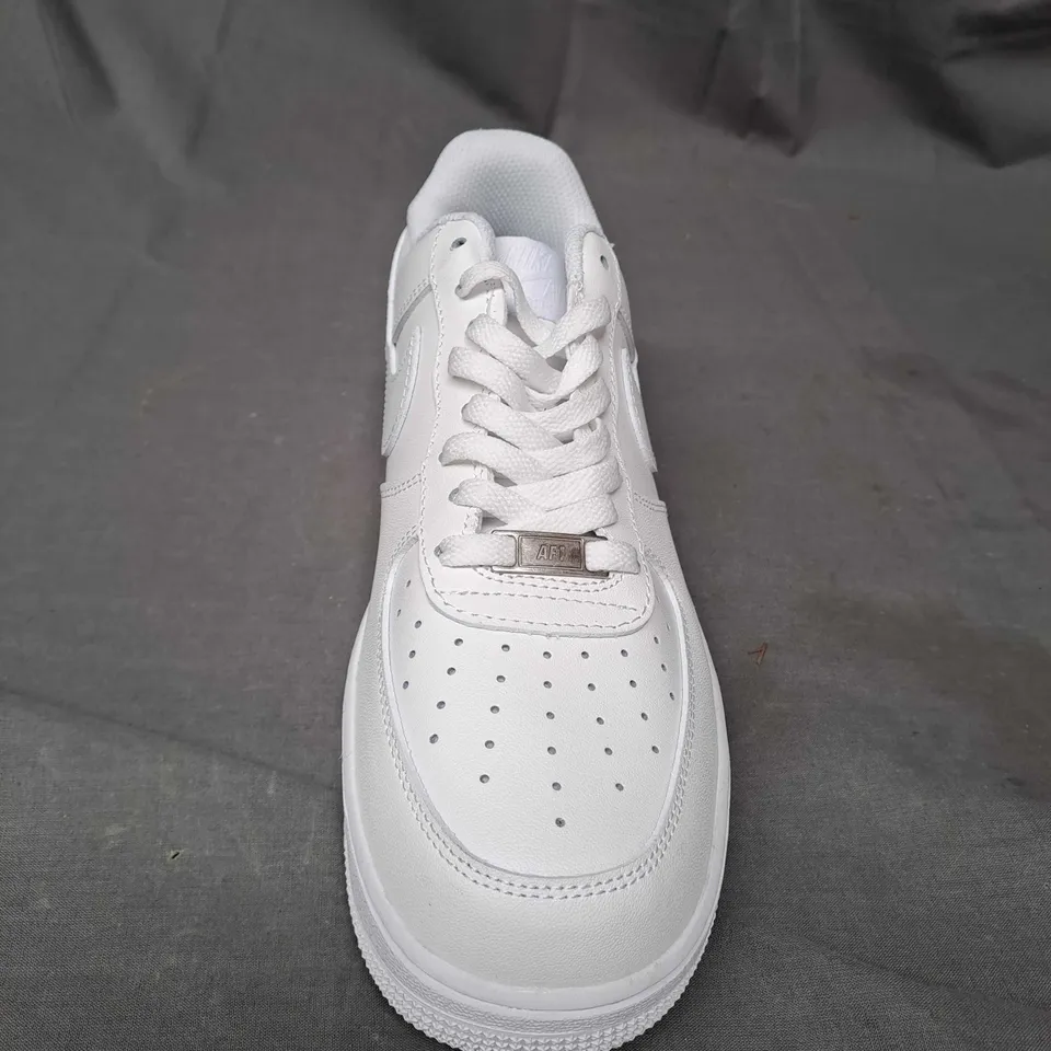 PAIR OF WHITE AIR FORCES 07 SIZE 8.5