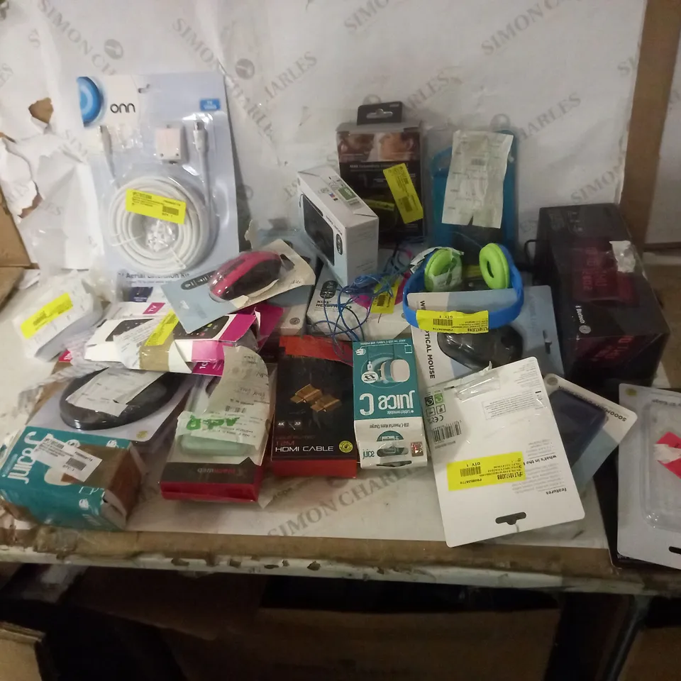 LOT OF APPROX 25 ASSORTED TECH ITEMS TO INCLUDE ALARM CLOCK, CAPLES, EARPHONES ETC