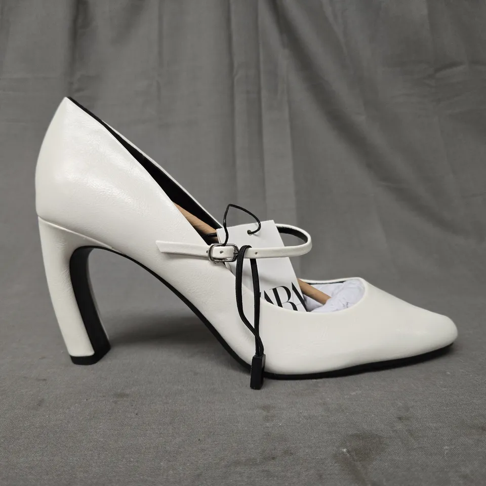 ZARA HEELED SHOES WITH CURVED HEEL IN WHITE - UK 7