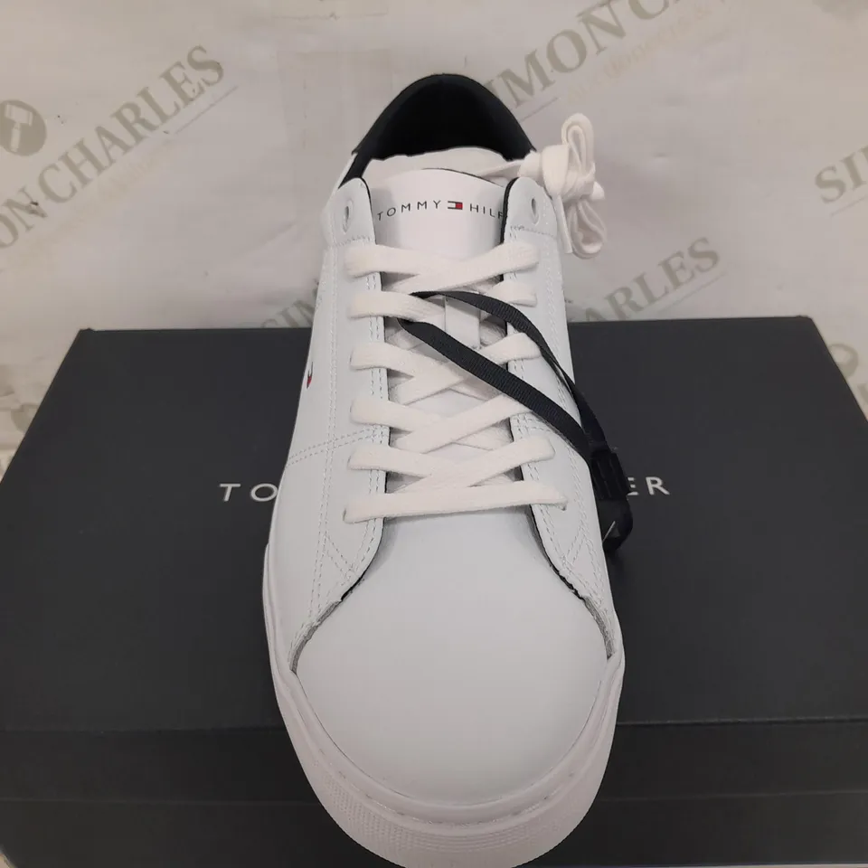 BOXED PAIR OF TOMMY HILFIGER ESSENTIAL LEATHER DETAIL SHOES IN WHITE - UK 8