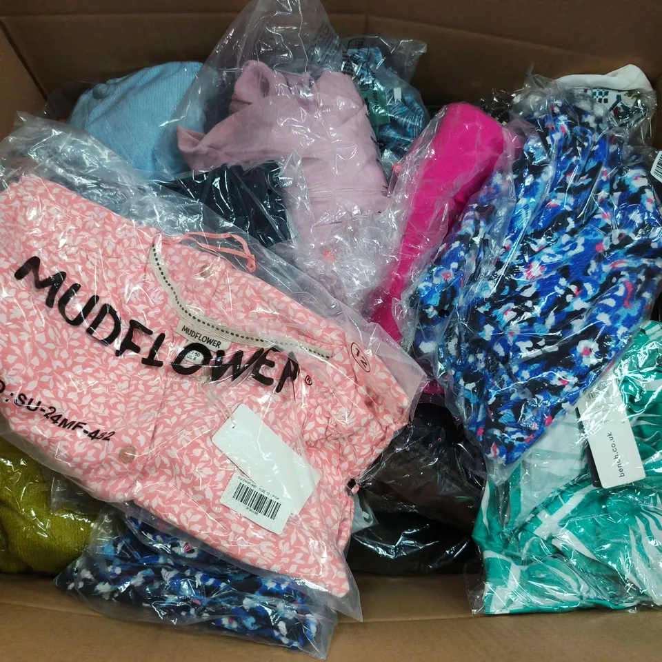 APPROXIMATELY 30 ASSORTED CLOTHING ITEMS IN VARIOUS SIZES, STYLES & COLOURS TO INCLUDE BRANDS SUCH AS MUDFLOWER, EMRECO, BENCH, ETC - COLLECTION ONLY