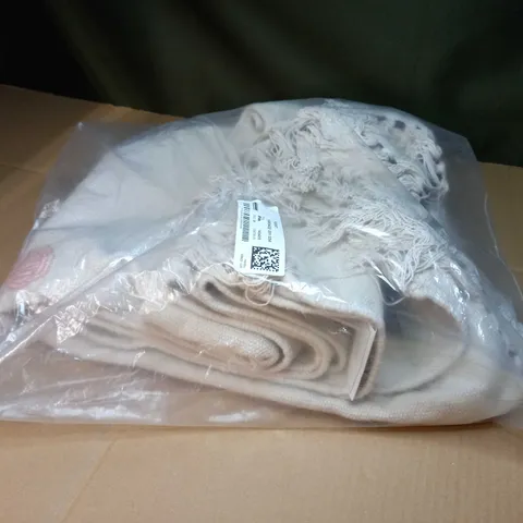 PACKAGED DESIGNER OFF WHITE TEXTURED RUG - SIZE APPROX 140X200CM