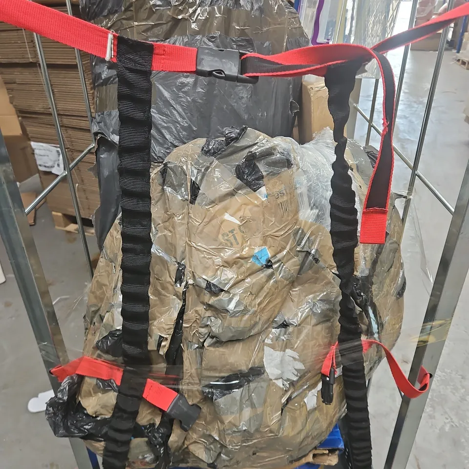 APPROXIMATELY 5 ASSORTED ITEMS TO INCLUDE CLEAR STORAGE BOX, WEIGHTS, POOL PARTS, ETC - COLLECTION ONLY