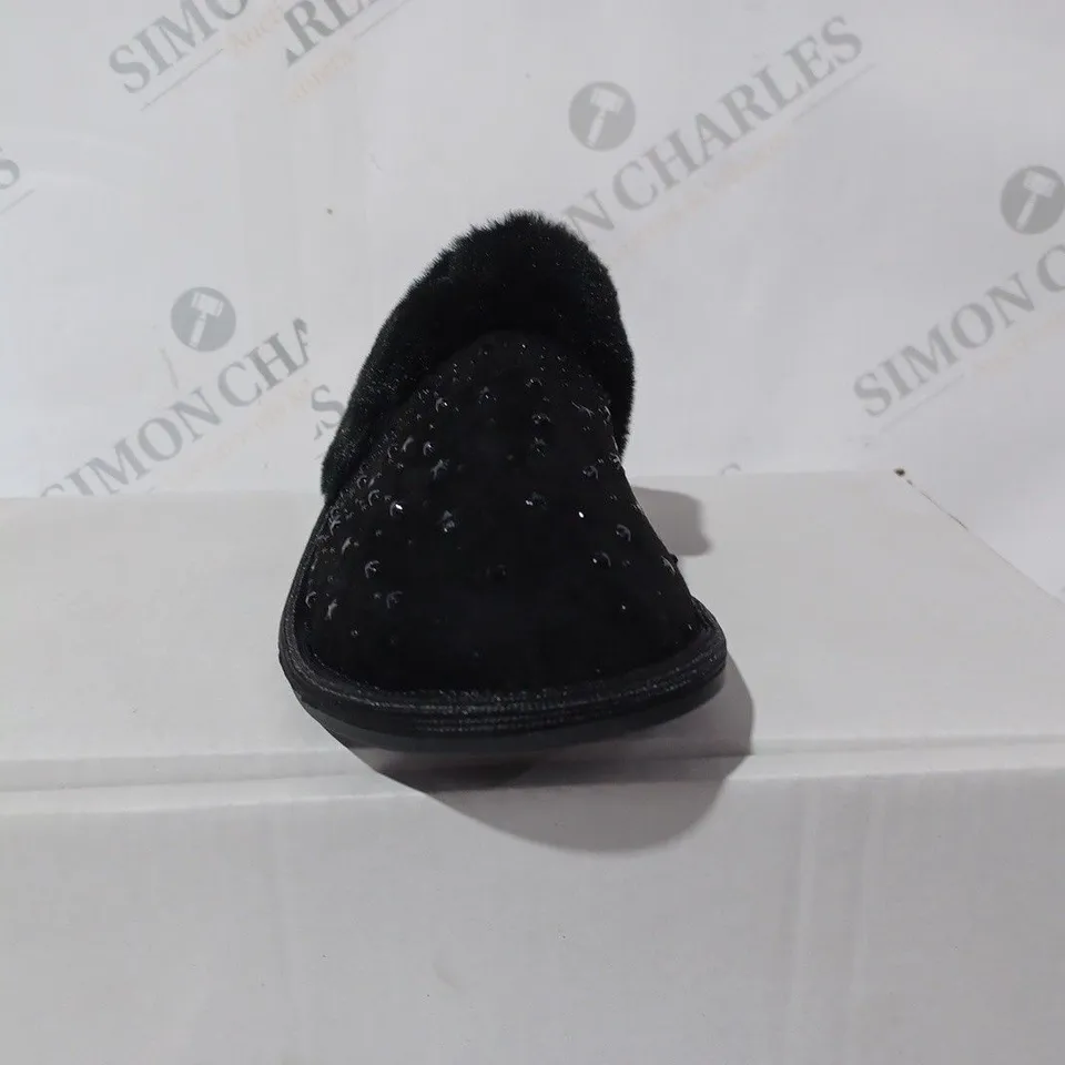 BOX OF APPROXIMATELY 5 DUNE BLACK SYNTHETIC STAR HOTFIX SLIPPERS SIZE 4